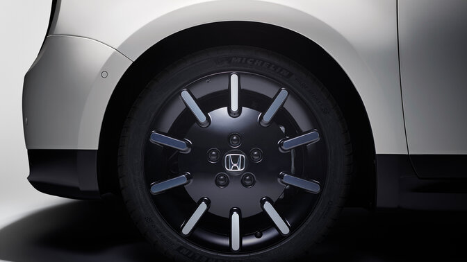 Nahaufnahme der 16-Zoll-Leichtmetallfelgen des Honda e