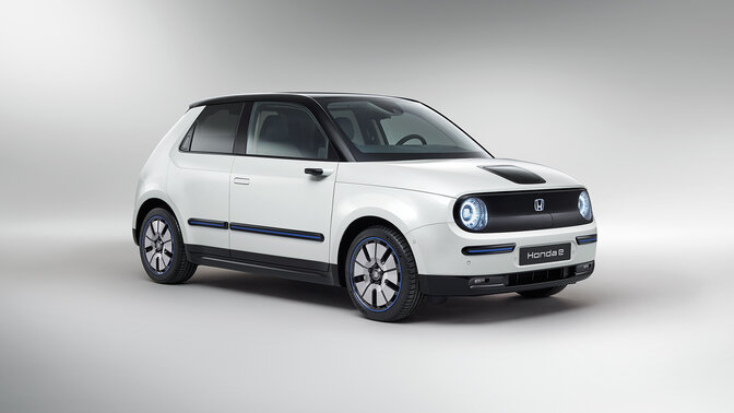 Honda e, 3/4-Seitenansicht im Studio.