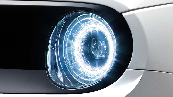 Nahaufnahme der LED-Scheinwerfer des Honda e.