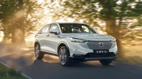 HR-V Hybrid auf einer Landstraße.