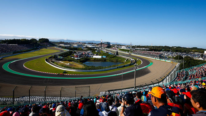 Blick von der Tribüne auf die berühmte Rennstrecke von Suzuka