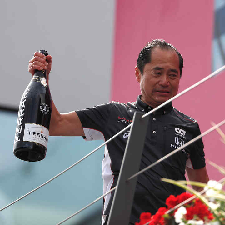 Toyoharu Tanabe mit einer Flasche Champagner in der Hand