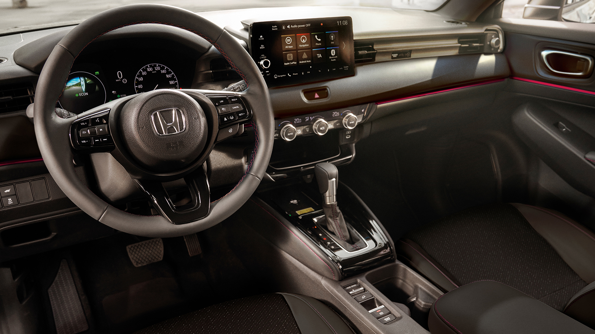 Innenraum eines Honda HR-V mit Lenkrad, digitalem Kombiinstrument, zentralem Touchscreen und automatischem Gangwahlhebel.