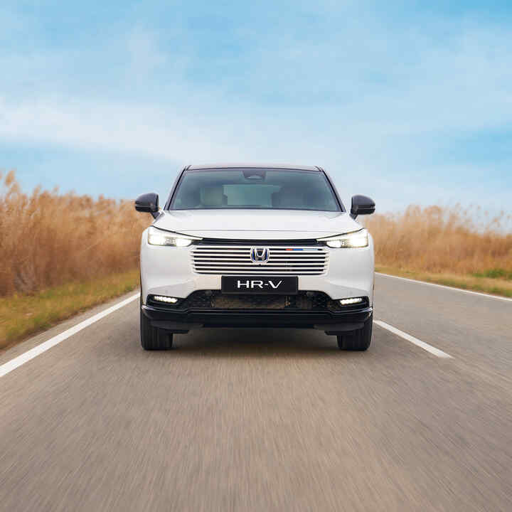 HR-V beim Fahren auf einer freien Strasse. 