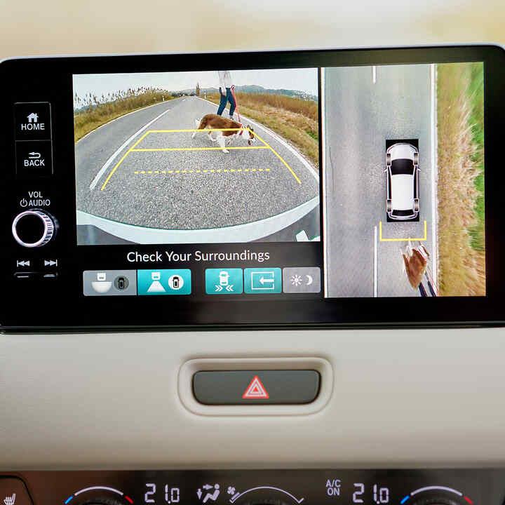 Nahaufnahme des digitalen Einpark-Displays mit Multi-View-Kamerasystem