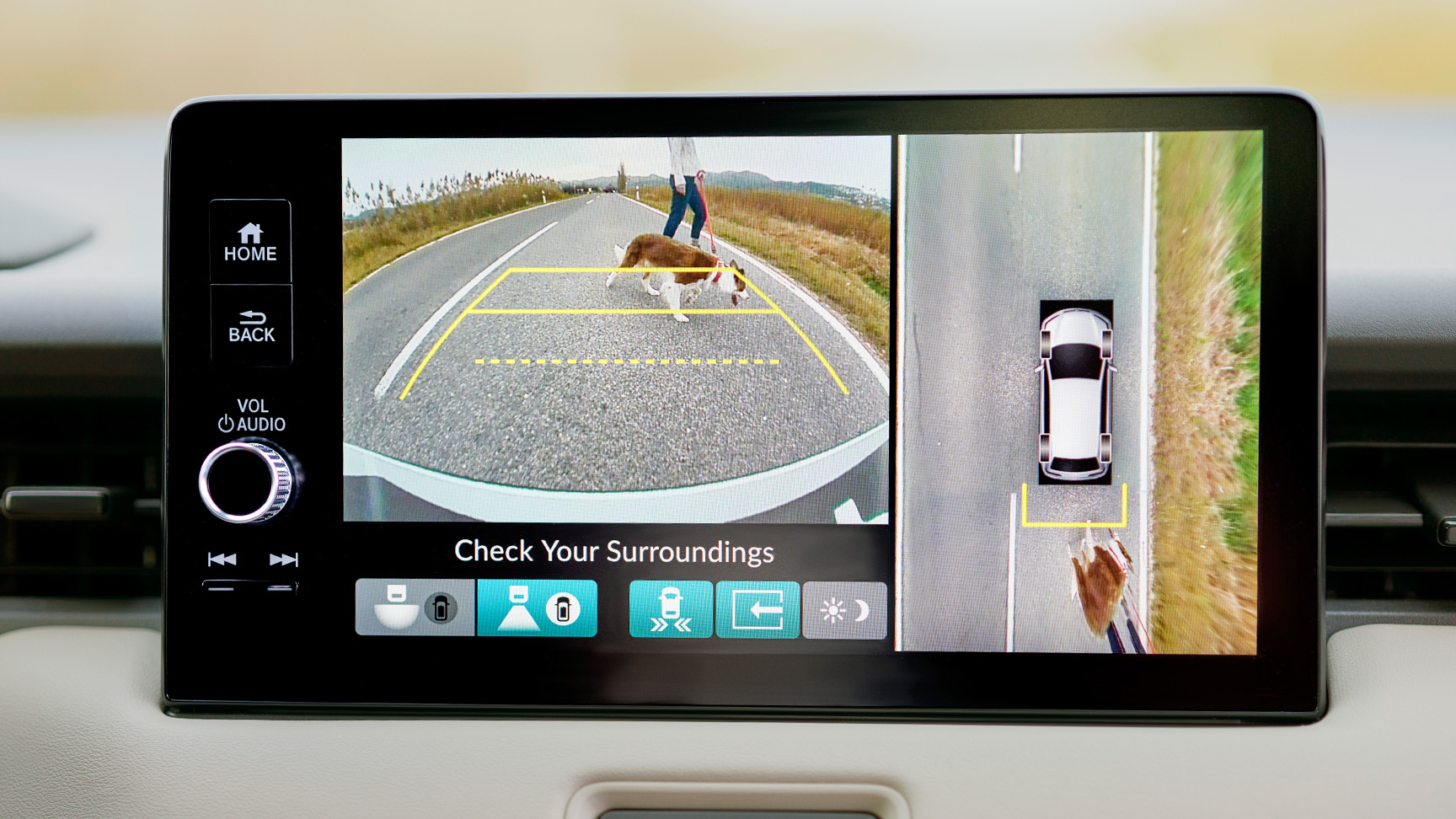 Nahaufnahme des digitalen Einpark-Displays mit Multi-View-Kamerasystem