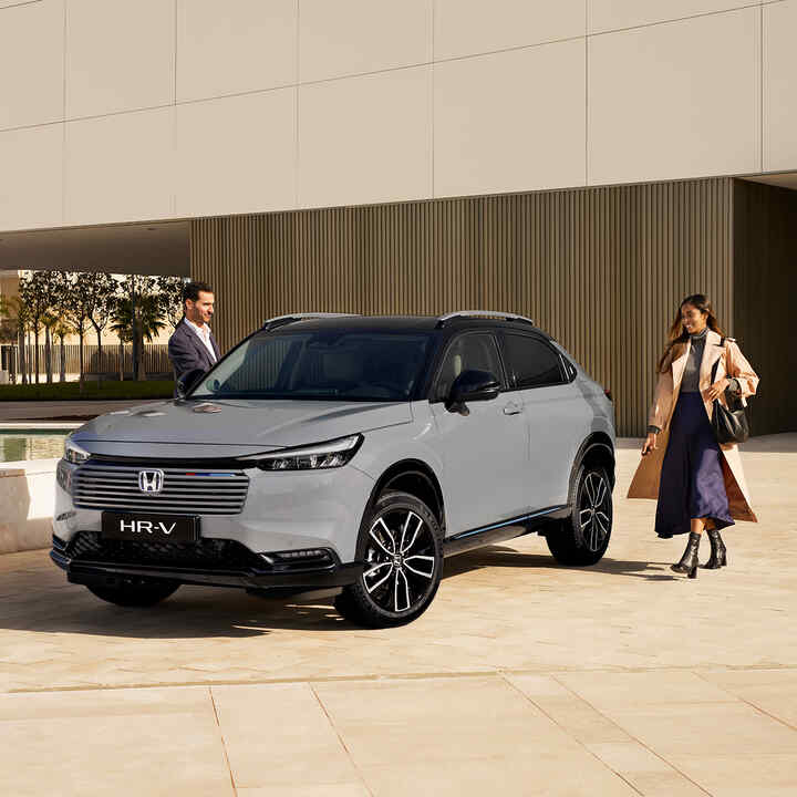 Neuer HR-V 2025 vor einem Hotel