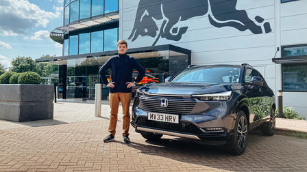 Max Verstappen neben einem Honda HR-V stehend