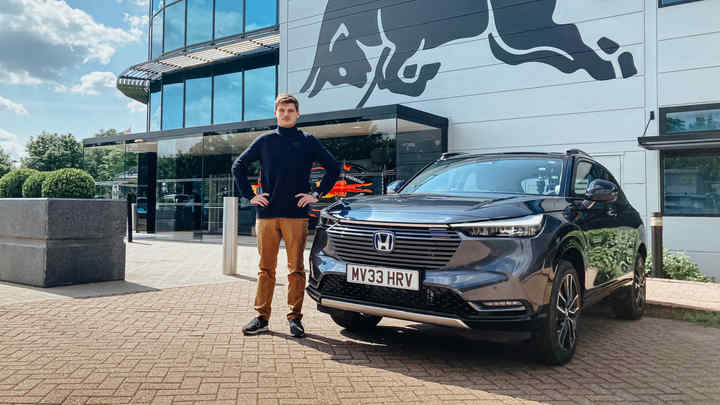 Max Verstappen neben einem Honda HR-V stehend
