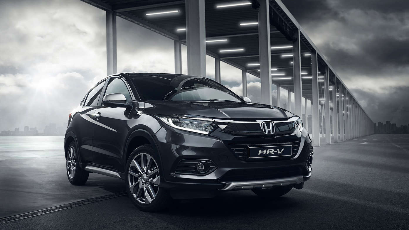 Honda HR-V, 3/4-Vorderansicht unter metallischer Struktur.