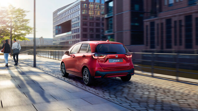 Vordere Dreiviertelansicht Jazz vor Stadthintergrund