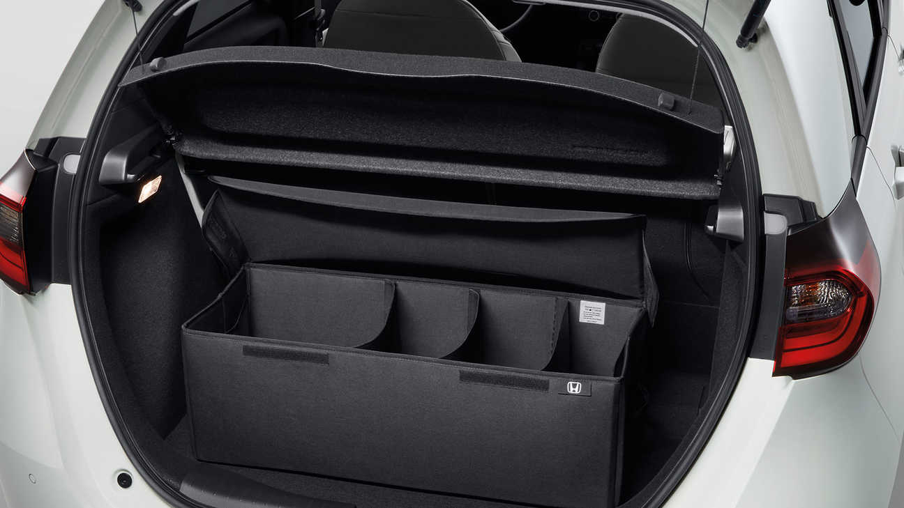 Honda Jazz Hybrid, Nahaufnahme des umklappbaren Kofferraumordnungssystems.