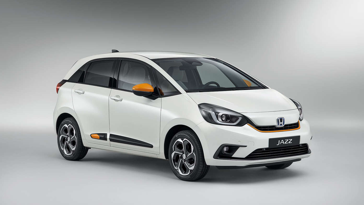 Honda Jazz Hybrid in Taffta White im Studio mit Functional Fun-Paket in Orange/Weiß
