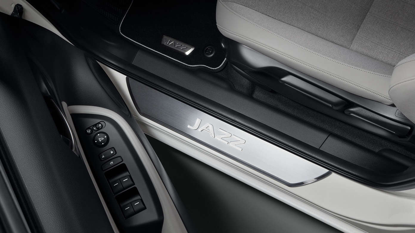 Honda Jazz Hybrid, Nahaufnahme des Innenraums mit Convenience-Paket, Einstiegsleisten