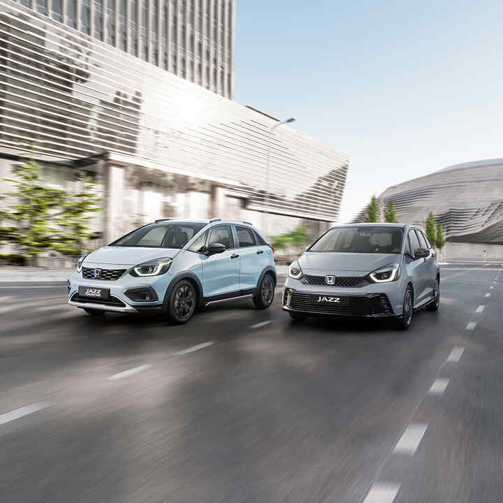 Der Honda Jazz und der Jazz Crosstar bieten dank des einzigartigen e:HEV Systems mit drei Antriebsmodi alle Vorteile eines Vollhybriden. Dynamisch, effizient, selbstladend – der Jazz vereint hervorragendes Ansprechverhalten und Fahrleistung mit einem stilvollen Äußeren.