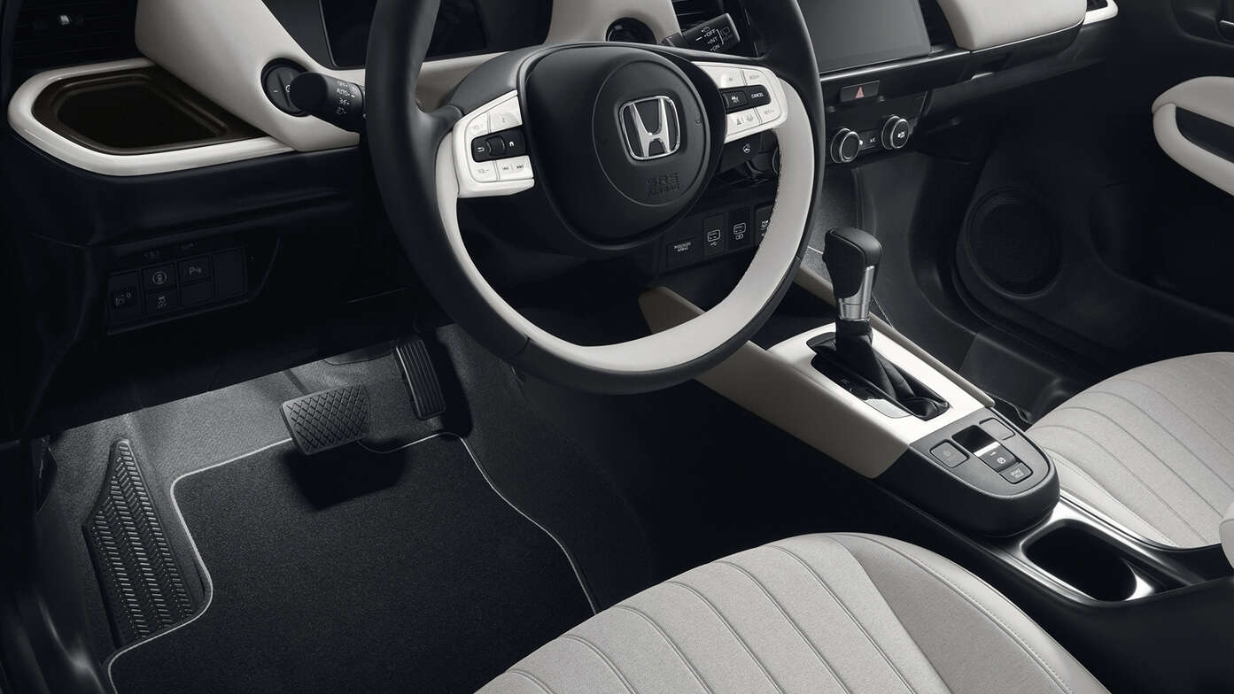Honda Jazz Hybrid, Nahaufnahme des Innenraums mit Interieur Illuminations-/Beleuchtungs-Paket.