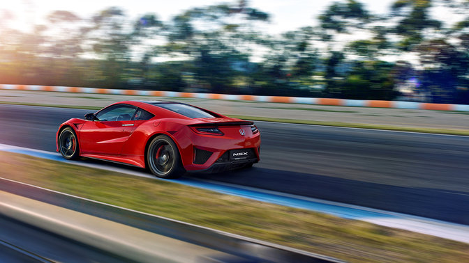 Dreiviertel-Heckansicht des Honda NSX auf der Rennstrecke.