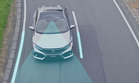 Honda Sensing Auto Außenaufnahme der Straße illustriert Spurhalteassistent und Kollisionsschutz-Bremssystem.