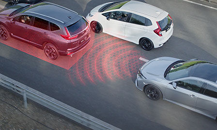 Honda Sensing Seitenansicht Außenaufnahme des Autos im Straßenverkehr, die die Funktionalität des adaptiven Tempomats zeigt.