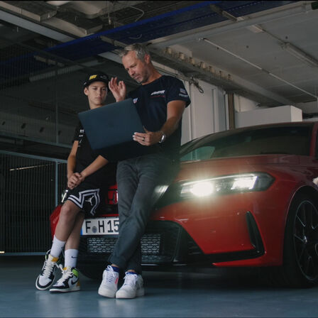 Tiago und Noah mit LogR App auf Honda Type R sitzend