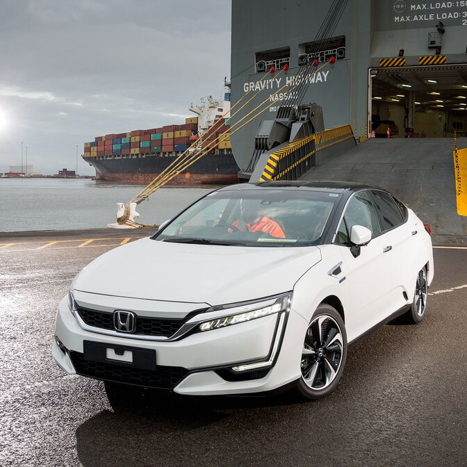 Dreiviertel-Vorderansicht eines Honda Clarity FCV beim Verlassen eines Schiffs.