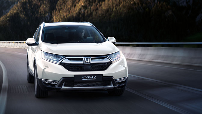 Honda CR-V in Frontansicht bei Fahrt im Gebirge