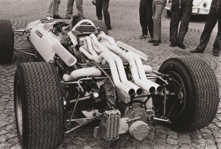 Dreiviertel-Heckansicht des Honda RA273.