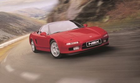 Dreiviertel-Frontansicht des Honda NSX in ländlicher Umgebung.