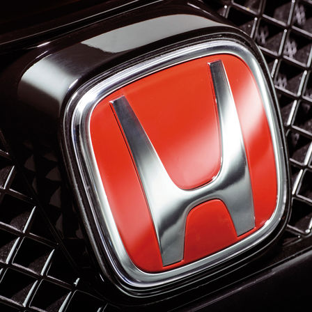 Nahaufnahme des roten Honda &bdquo;H&ldquo;-Logos.