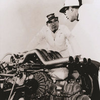 Soichiro Honda arbeitet an einem Rennwagen.