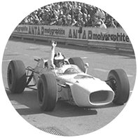 Dreiviertel-Vorderansicht eines historischen Honda Formel-1-Wagens mit Richie Ginther.