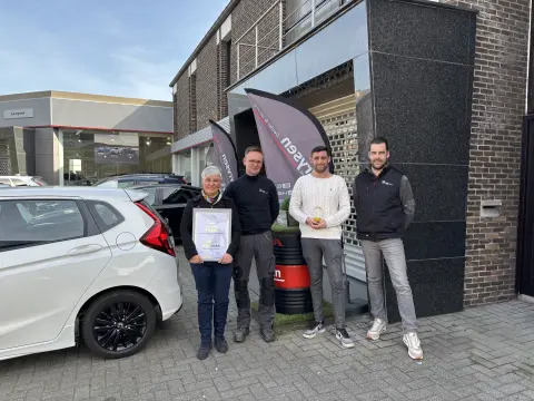 Verleihung des Yushu-Preises an einen Honda Händler.