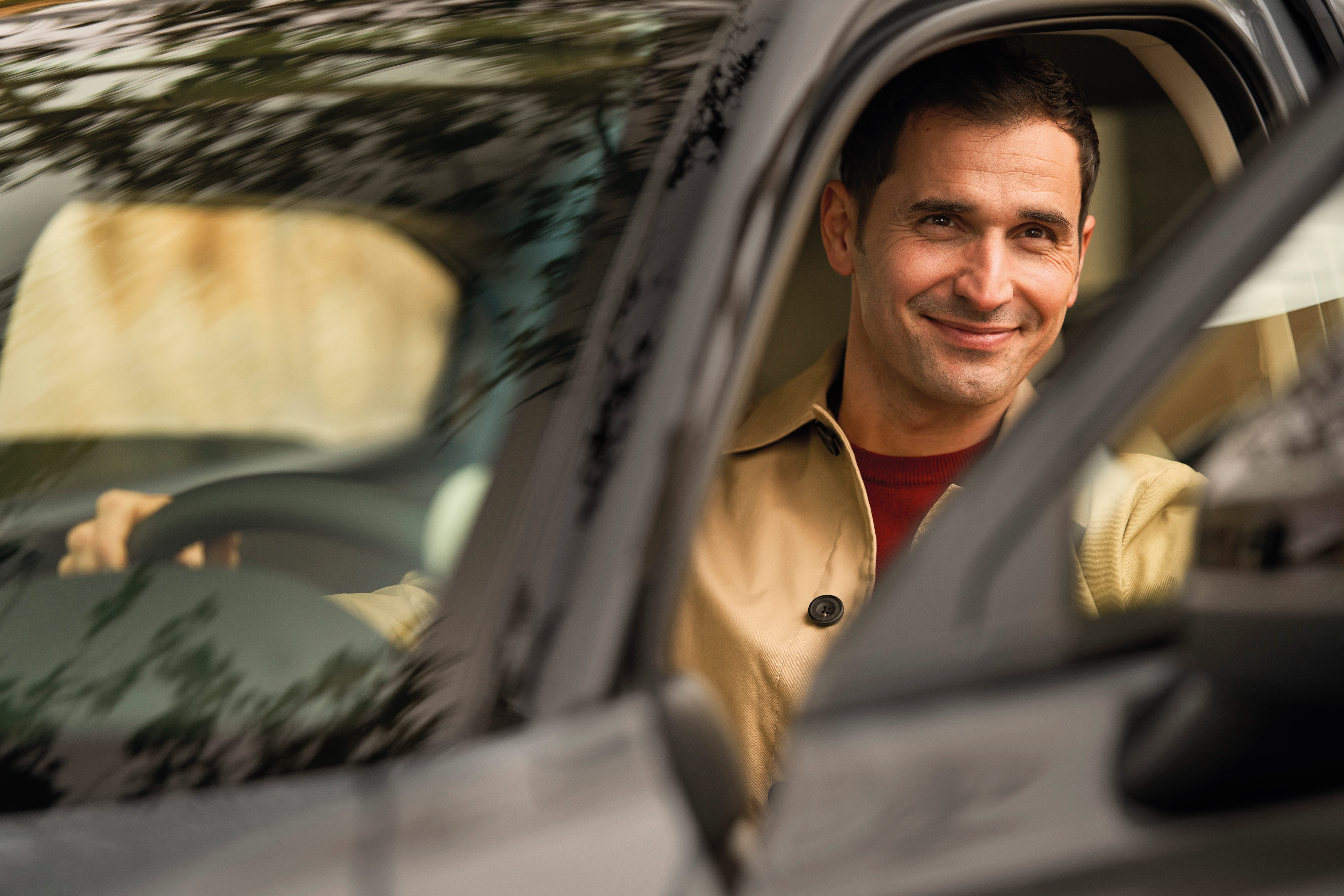 Ein lächelnder Mann am Steuer eines Honda