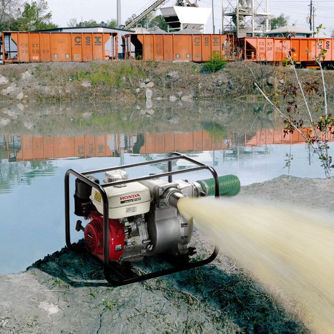 Nahaufnahme der Schmutzwasserpumpe im Einsatz.