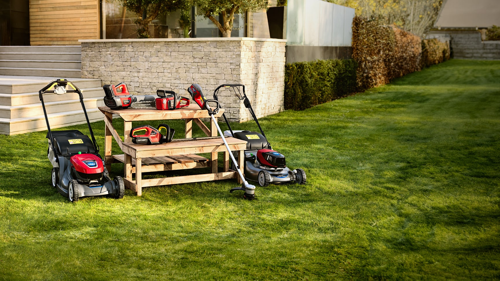 Frau bei der Verwendung einer Heckenschere im Garten
