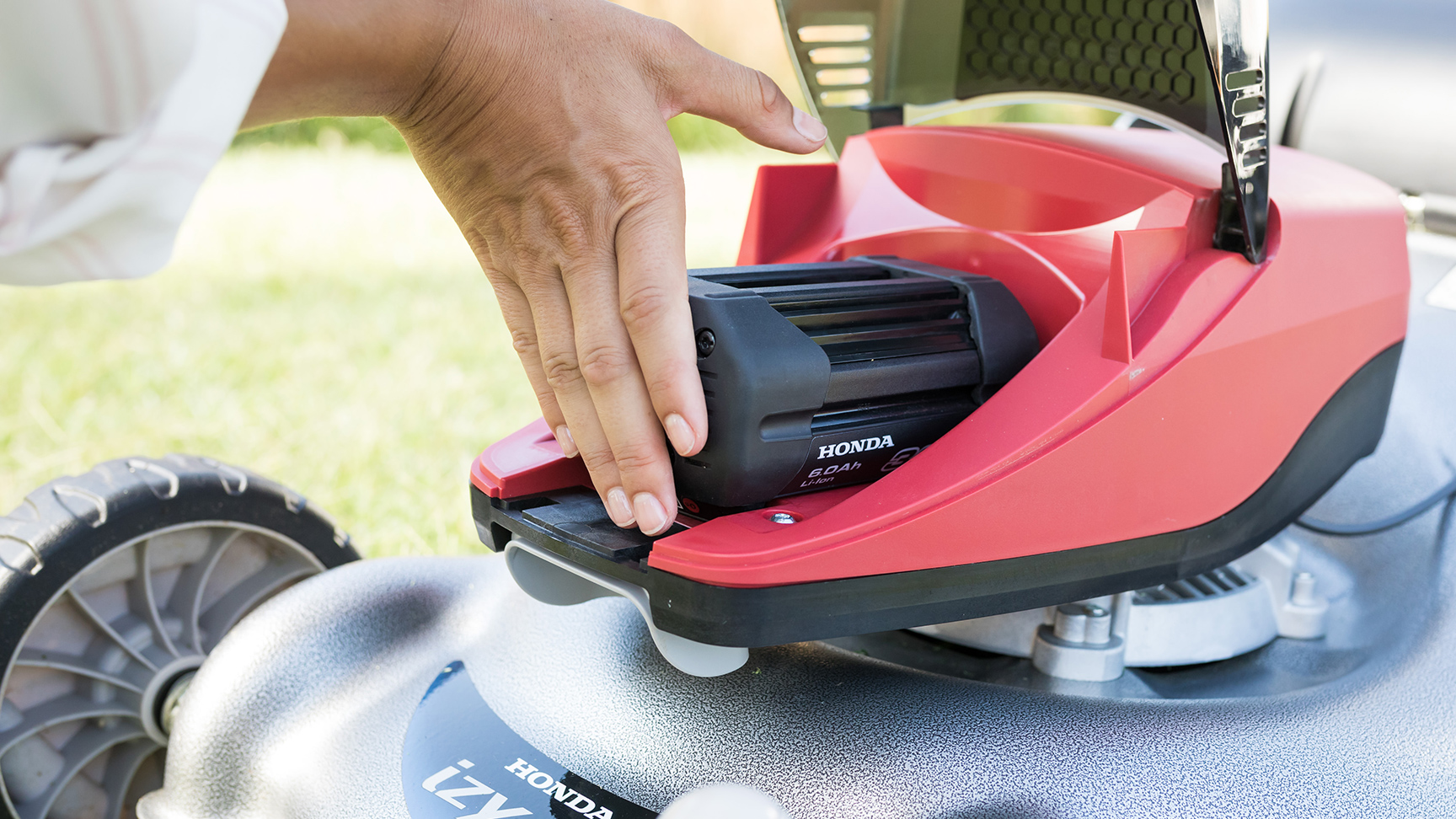 Mann beim Zusammensetzen einer Akku-Heckenschere