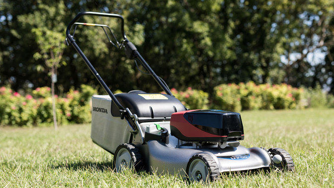 Right three quarter view izy-ON mower in a garden.