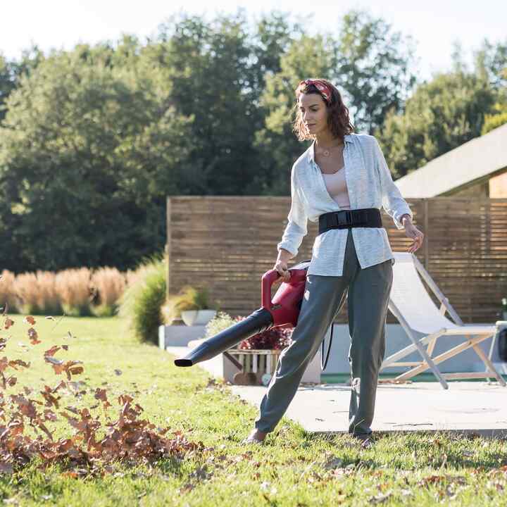 Frau mit Honda Laubbläser im Garten.