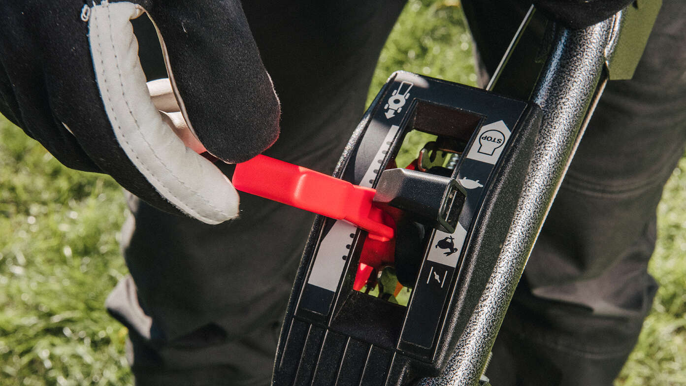 Frauen in einem Garten beim Schieben eines Honda HRH. 