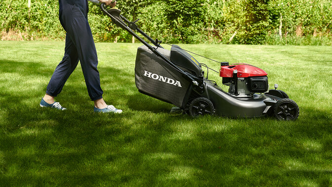  Honda HRN in einem Garten, Seitenansicht