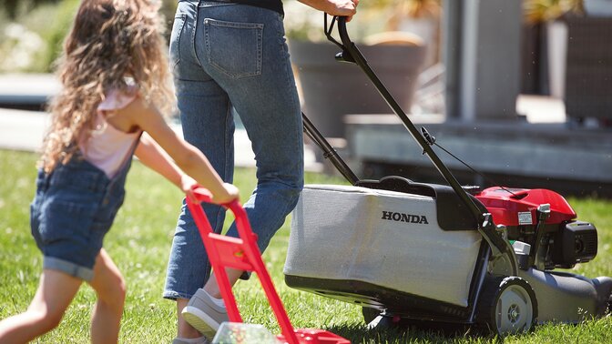 Dreiviertelansicht: Honda IZI mit Frau und Kind