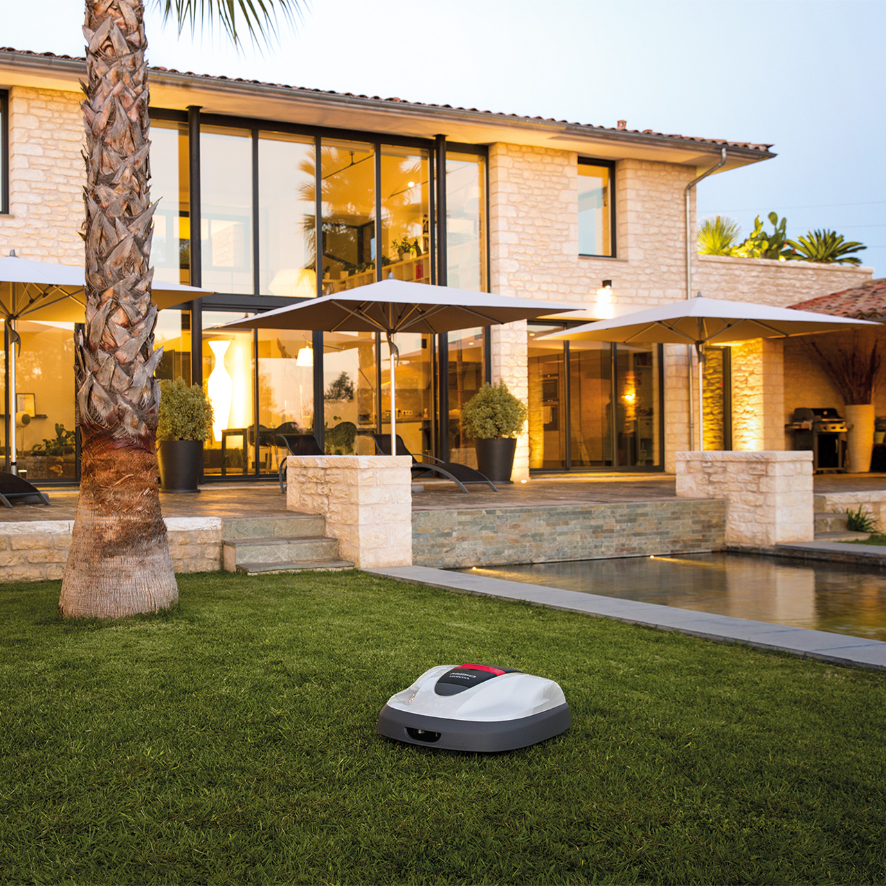 Miimo 310 auf einer Gartenfläche.