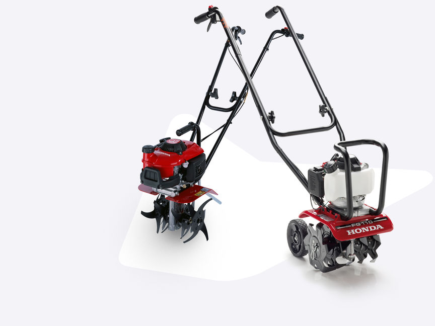 2 Honda Mikro-Motorhacken mit verschiedenen Zubehörteilen.