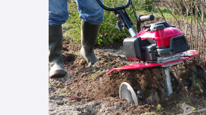 Mini-Motorhacke im Einsatz, Gartenumgebung.