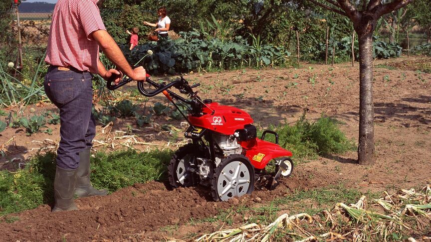 Motorfräse auf einem Feld, Frontansicht.