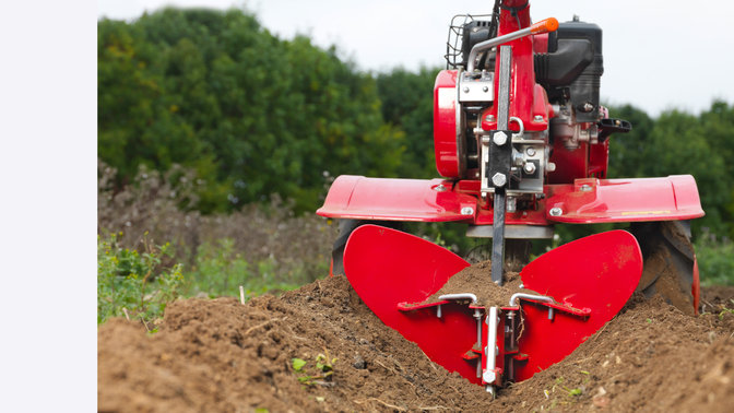 Nahaufnahme eines Einachsschleppers, Gartenumgebung.