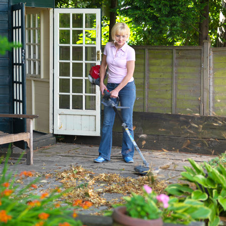 Honda Versatool mit Laubbläseraufsatz, Einsatz nach Modell, Gartenumgebung.