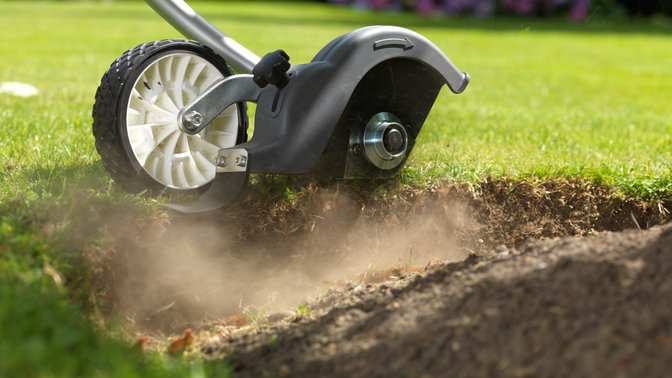 Honda Versatool mit Kantenschneideraufsatz, Nahaufnahme, Gartenumgebung.