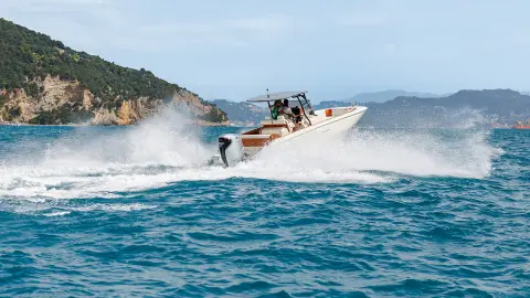 Modelle im hinteren Teil des Bootes auf dem Meer mit dem BF350-Motor.