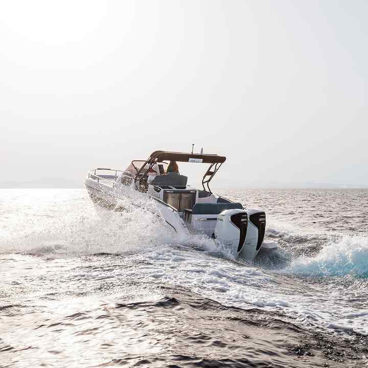 Die Crew fährt Boot auf dem Meer, mit dem Honda BF350 V8-Motor.